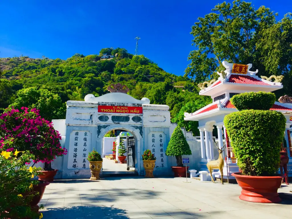 Thu&ecirc; Xe 7 Chỗ Đi Ch&ugrave;a B&agrave; Ch&acirc;u Đốc