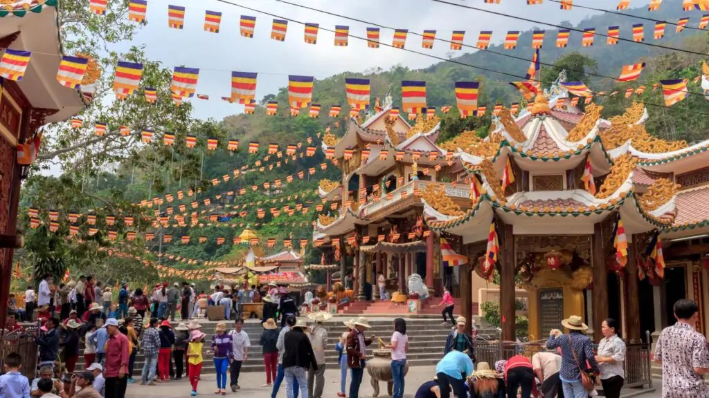Thu&ecirc; xe c&oacute; t&agrave;i đi n&uacute;i B&agrave; Đen
