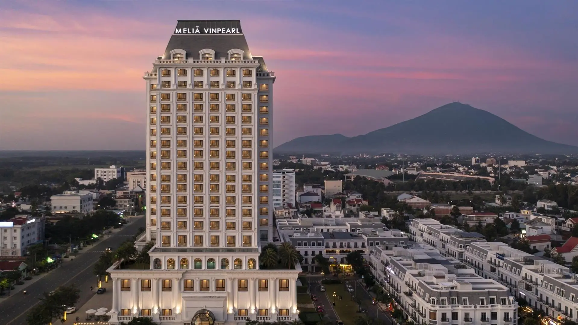 khách sạn gần Núi Bà Đen
